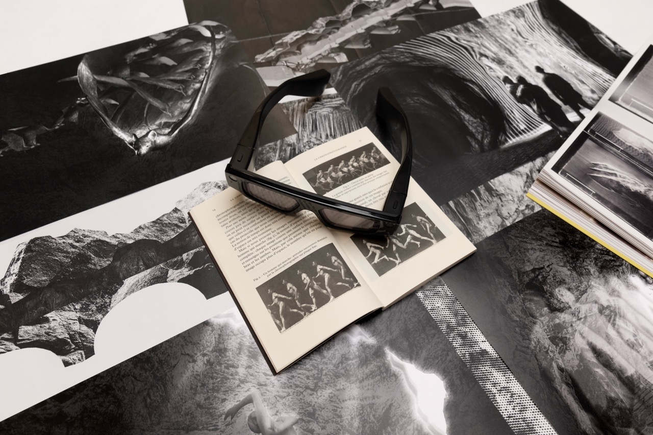 Lunettes de soleil pos&eacute;es sur un livre ouvert de photographies de La Caverne du Pont Neuf