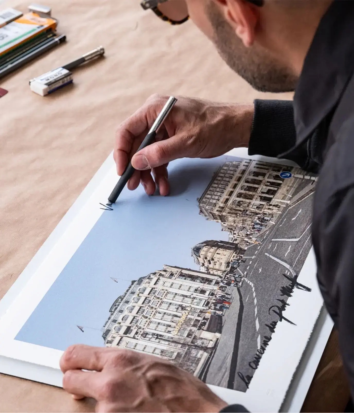 Artiste dessinant une lithographie de La Caverne du Pont Neuf