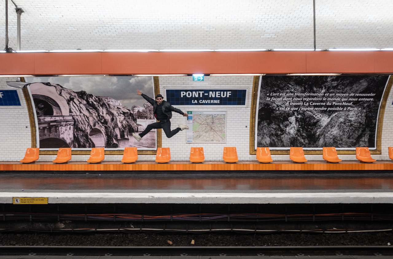Station de m&eacute;tro Pont-Neuf habill&eacute;e aux couleurs de La Caverne du Pont Neuf