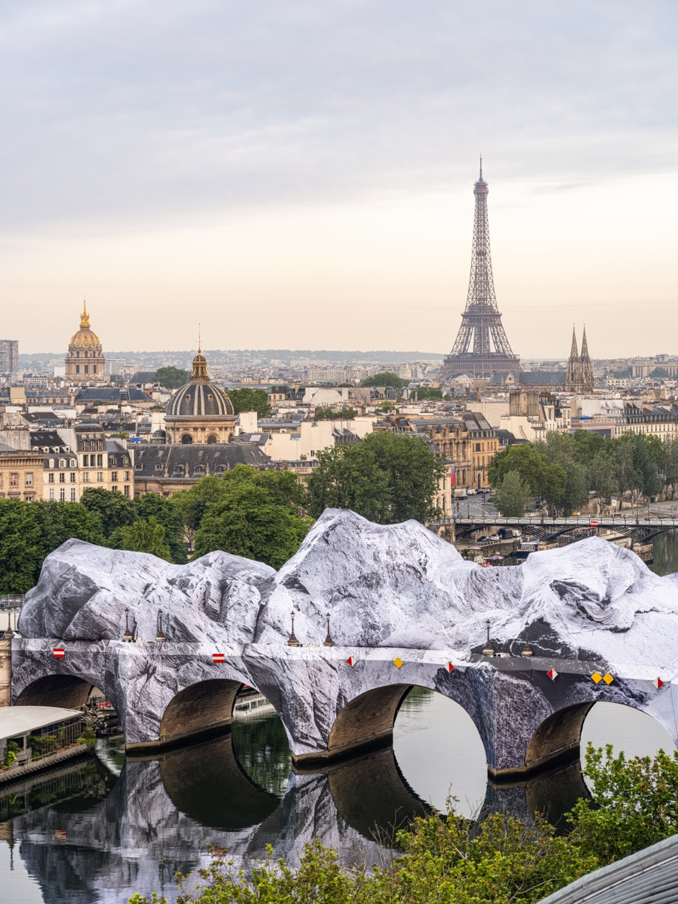 Vue de La Caverne du Pont Neuf avec la Tour Eiffel en arri&egrave;re-plan