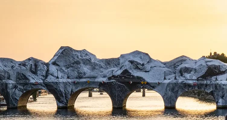 Vue de l'entrée du site de La Caverne du Pont-Neuf